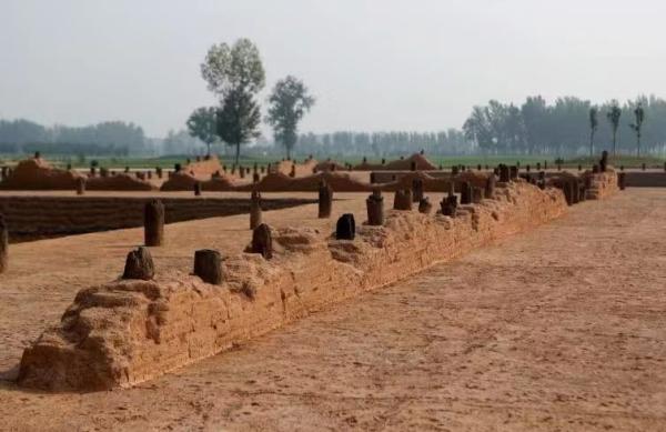遗址上最为丰富的文化遗存属二里头文化,其年代约为距今3800～3500年